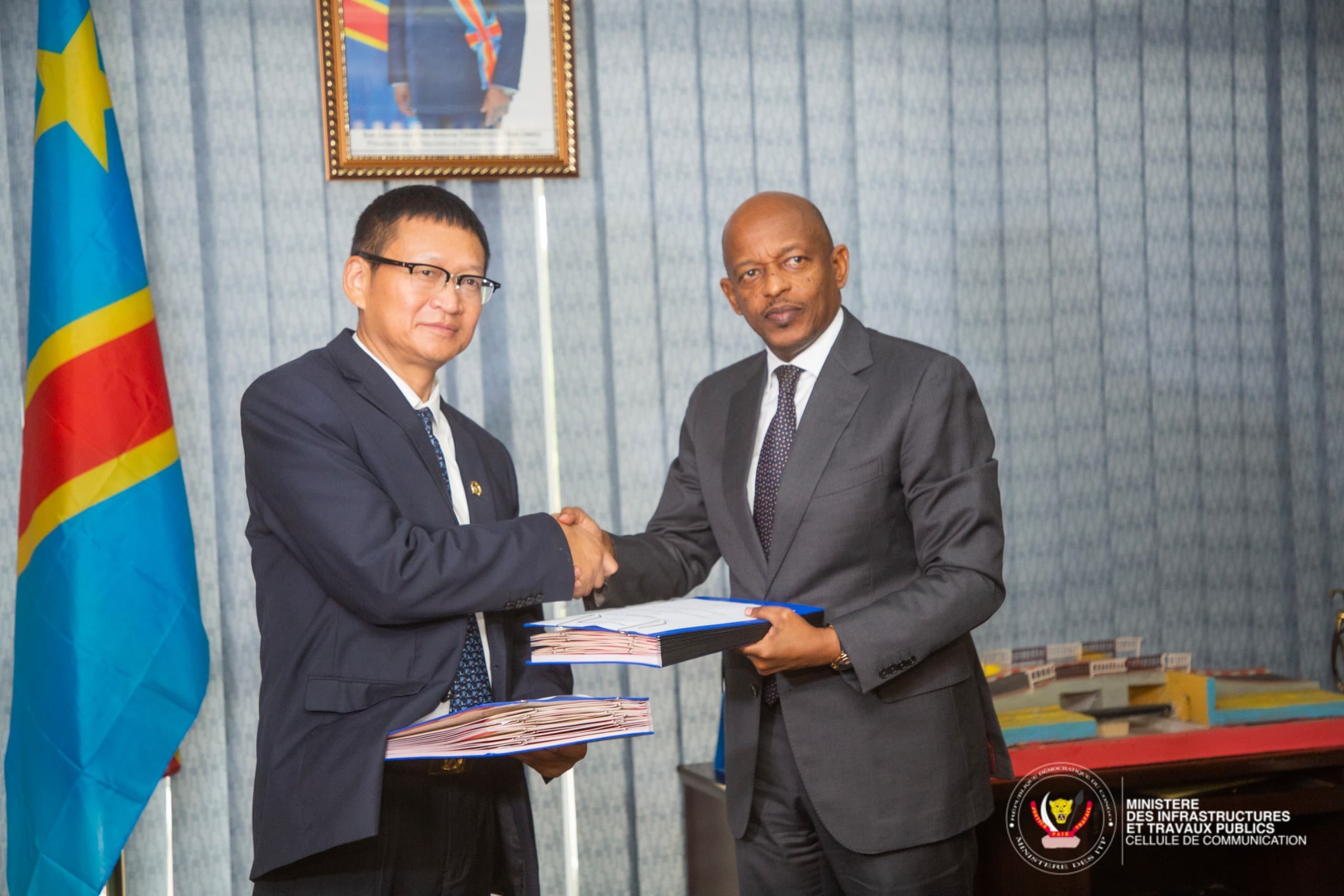 Construction de l'autoroute Banana-Kinshasa: le Ministère des ITP signe un protocole d'accord avec l'entreprise Zhongshi Wosen Technology Co LTD