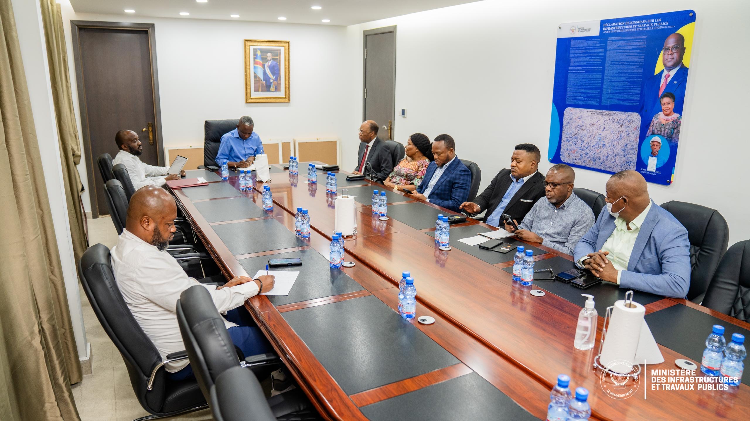 État des infrastructures au Kasaï-Oriental :le ministre des ITP john Banza Lunda a reçu le caucus des députés nationaux